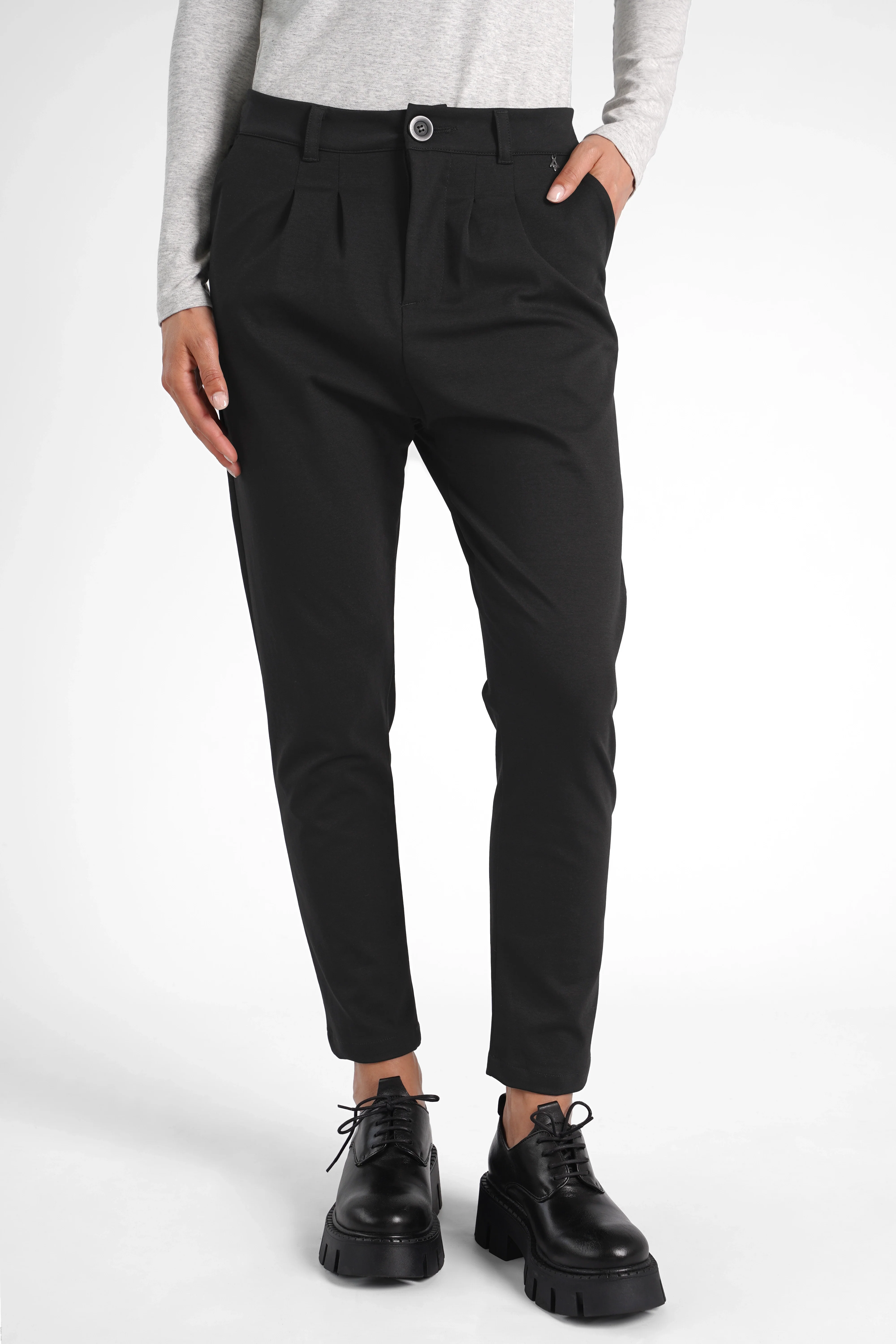 Damen HEELENA OG Tapered Pants schwarze, schmal zulaufende, knitterarme Hose mit normaler Bundhöhe und hohem Tragekomfort