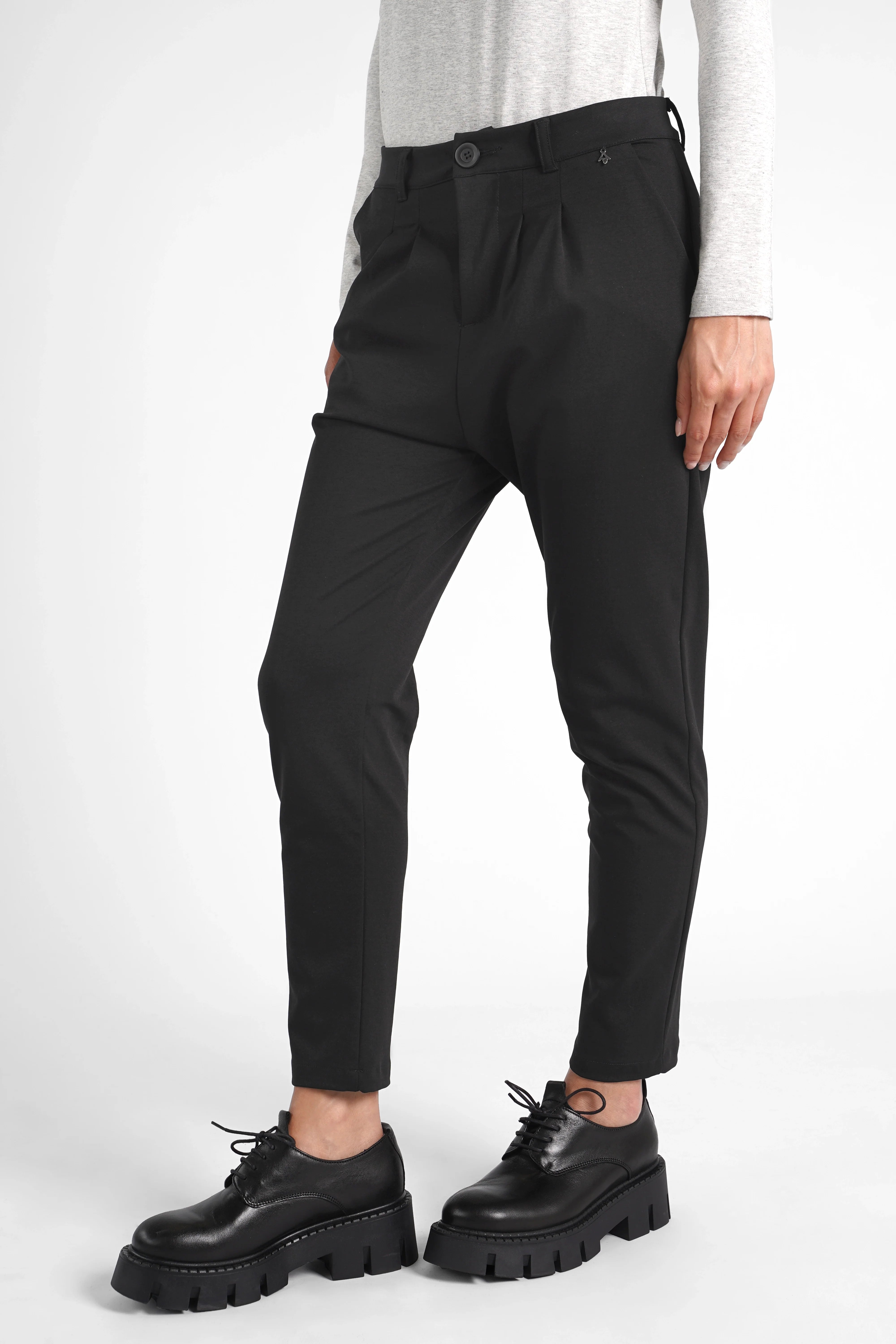 Schwarze HEELENA OG Tapered Pants mit schmal zulaufendem Bein und normaler Bundhöhe, knitterarme und weiche Qualität