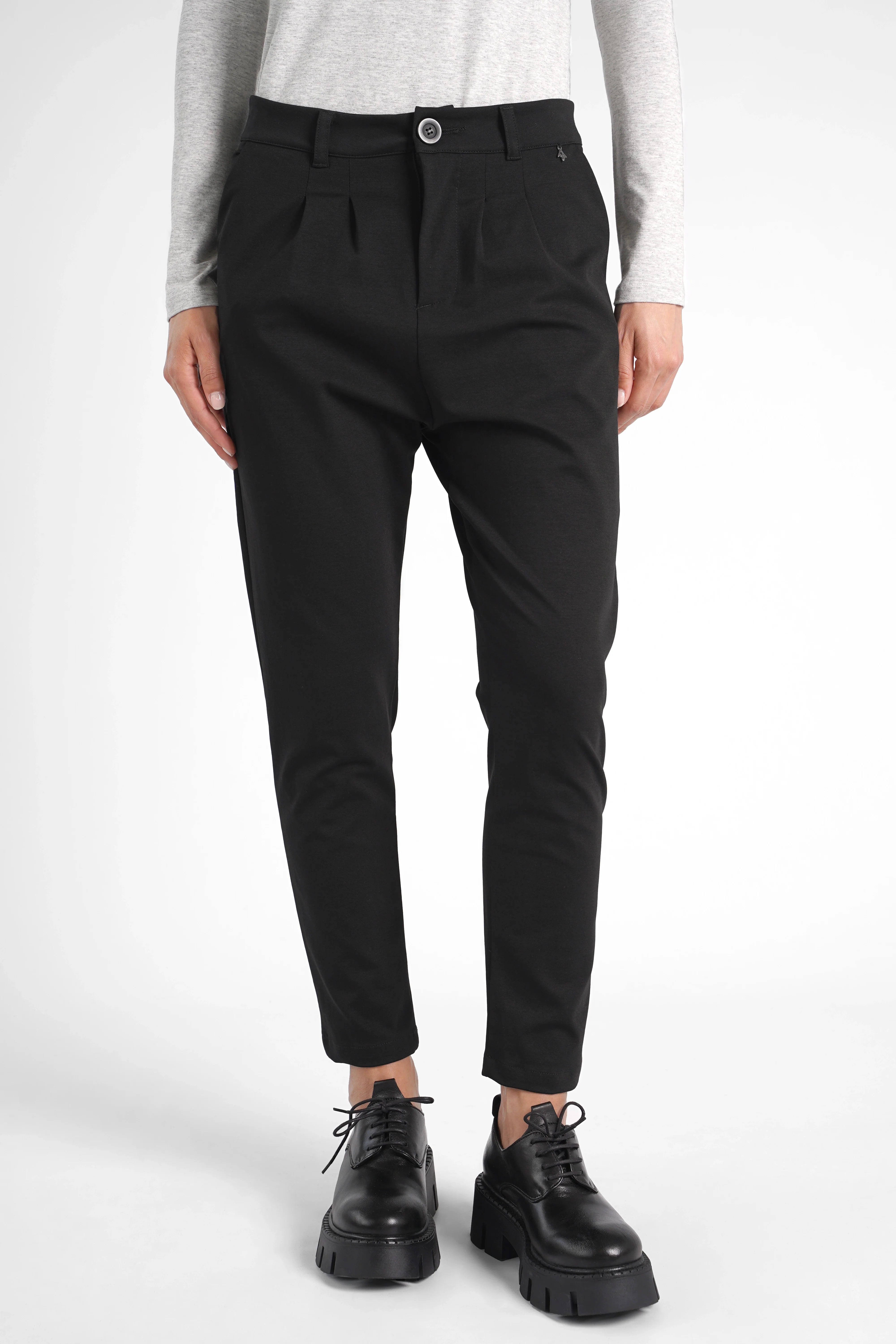 Schwarze HEELENA OG Tapered Pants mit normaler Bundhöhe und schmal zulaufendem Bein für eine moderne Silhouette