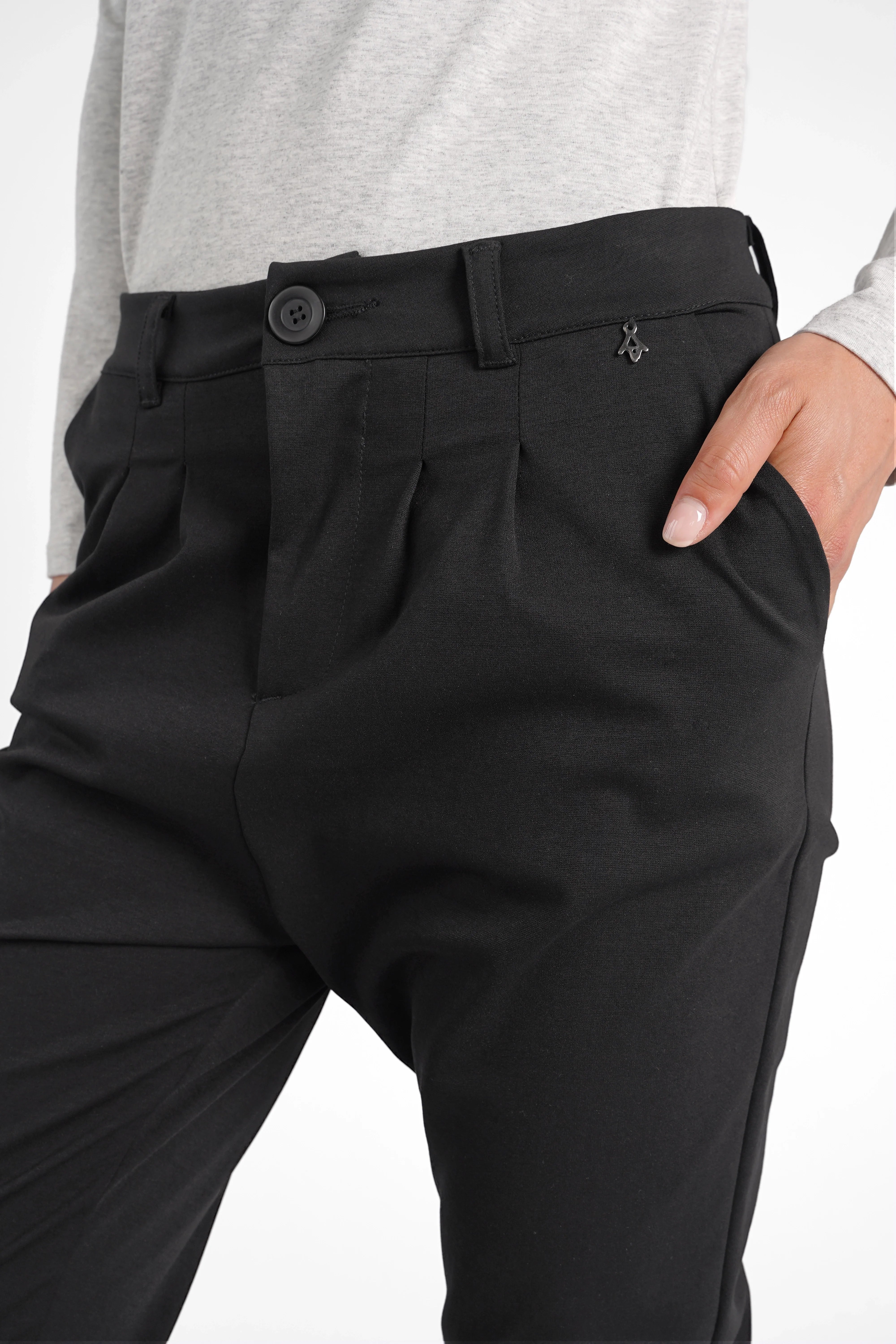 HEELENA OG Tapered Pants in Schwarz mit schmal zulaufendem Bein und normaler Bundhöhe, knitterarme Qualität und weicher Griff.