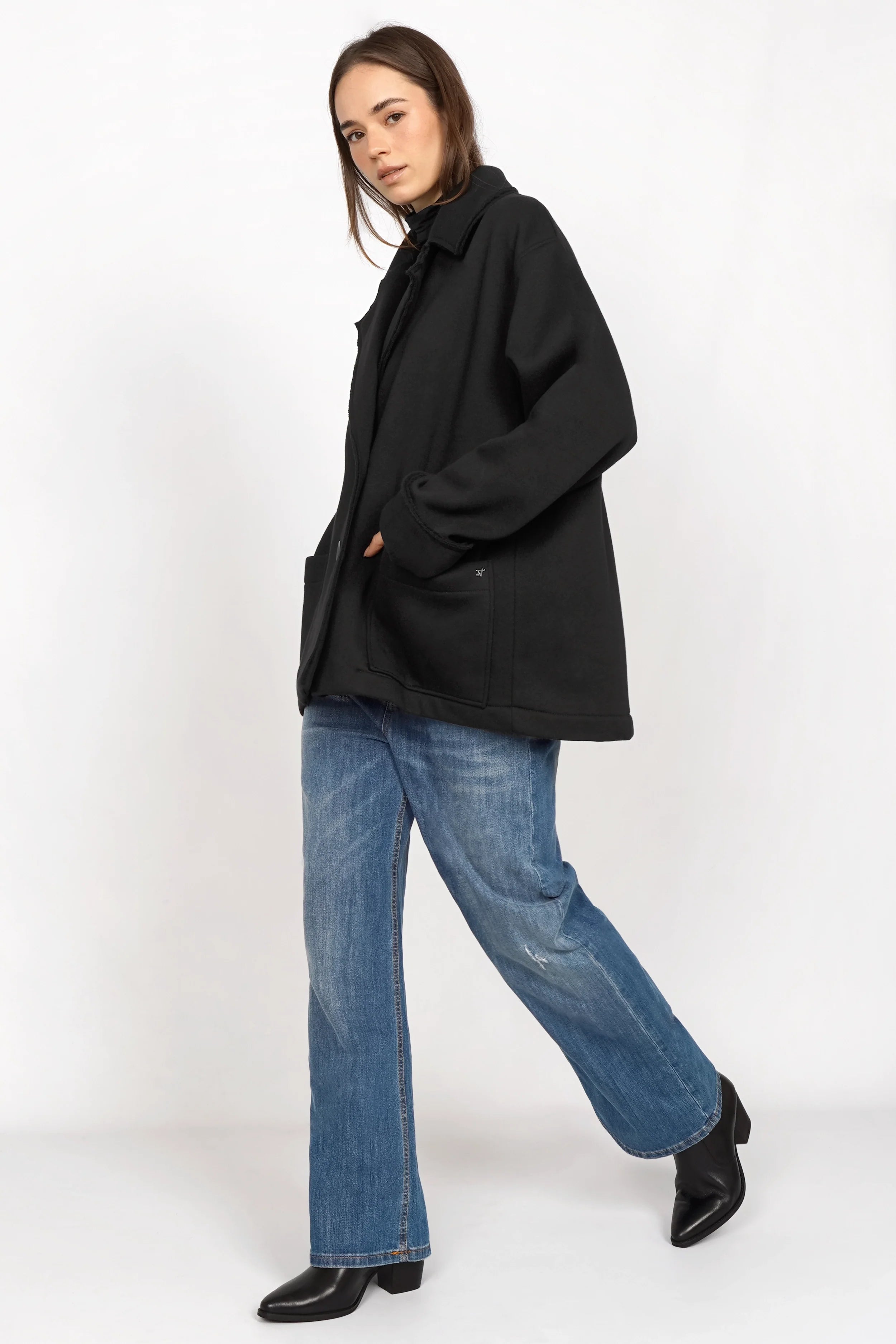 Damen trägt schwarzen HELIEE Oversized Sweat-Kurzmantel mit Reverskragen und Doppelknöpfen