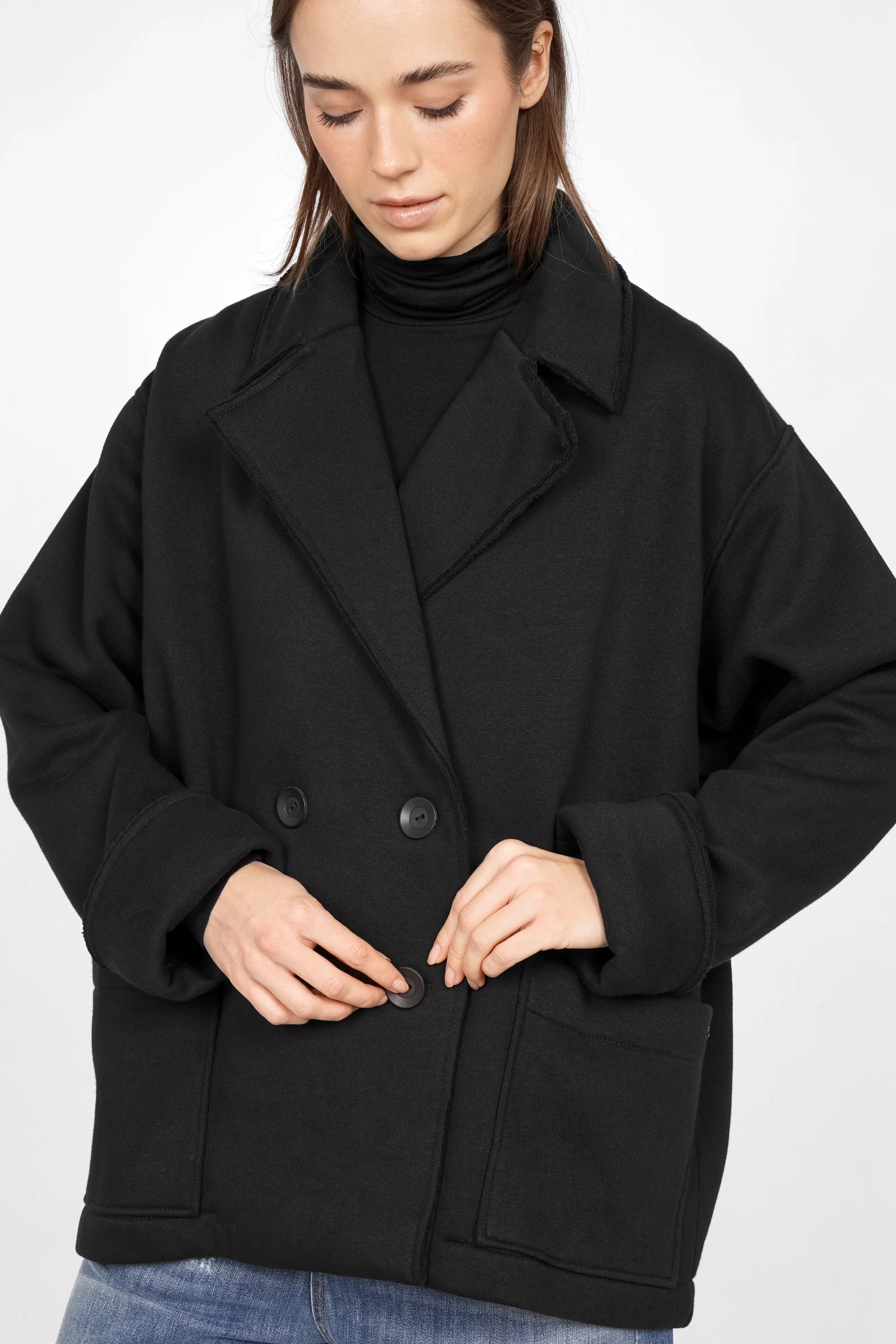 Schwarzer HELIEE Oversized Sweat-Kurzmantel mit Reverskragen und Knöpfen in Doppelreihe, großer Passform und aufgesetzten Taschen.