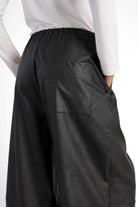 HERA Wide Leg Hose in black eco-leather with elastic waistband and relaxed fit.