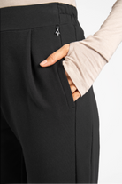 Schwarze HILLA.K Jerseyhose mit elastischem Bund und seitlicher Tasche, regelmäßiger Bundhöhe und leicht schmal zulaufendem Bein.