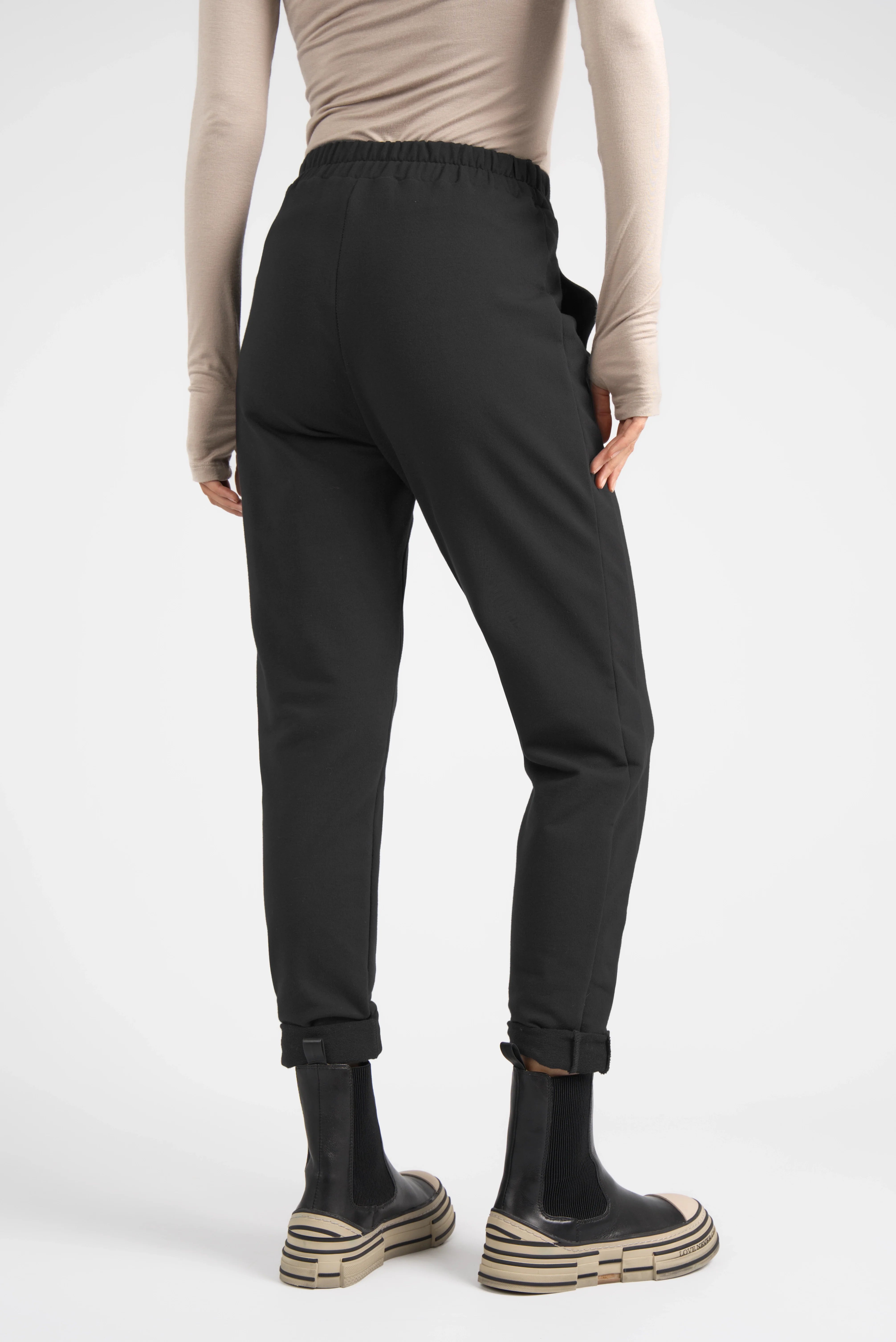 Schwarze HILLA.K Jerseyhose mit elastischem Bund, regulärer Bundhöhe und leicht schmal zulaufendem Bein für bequemen Sitz.