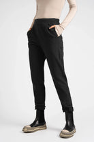 Schwarze HILLA.K Jerseyhose mit mittelhohem Bund und leicht schmal zulaufendem Bein aus elastischem Baumwollstretch.