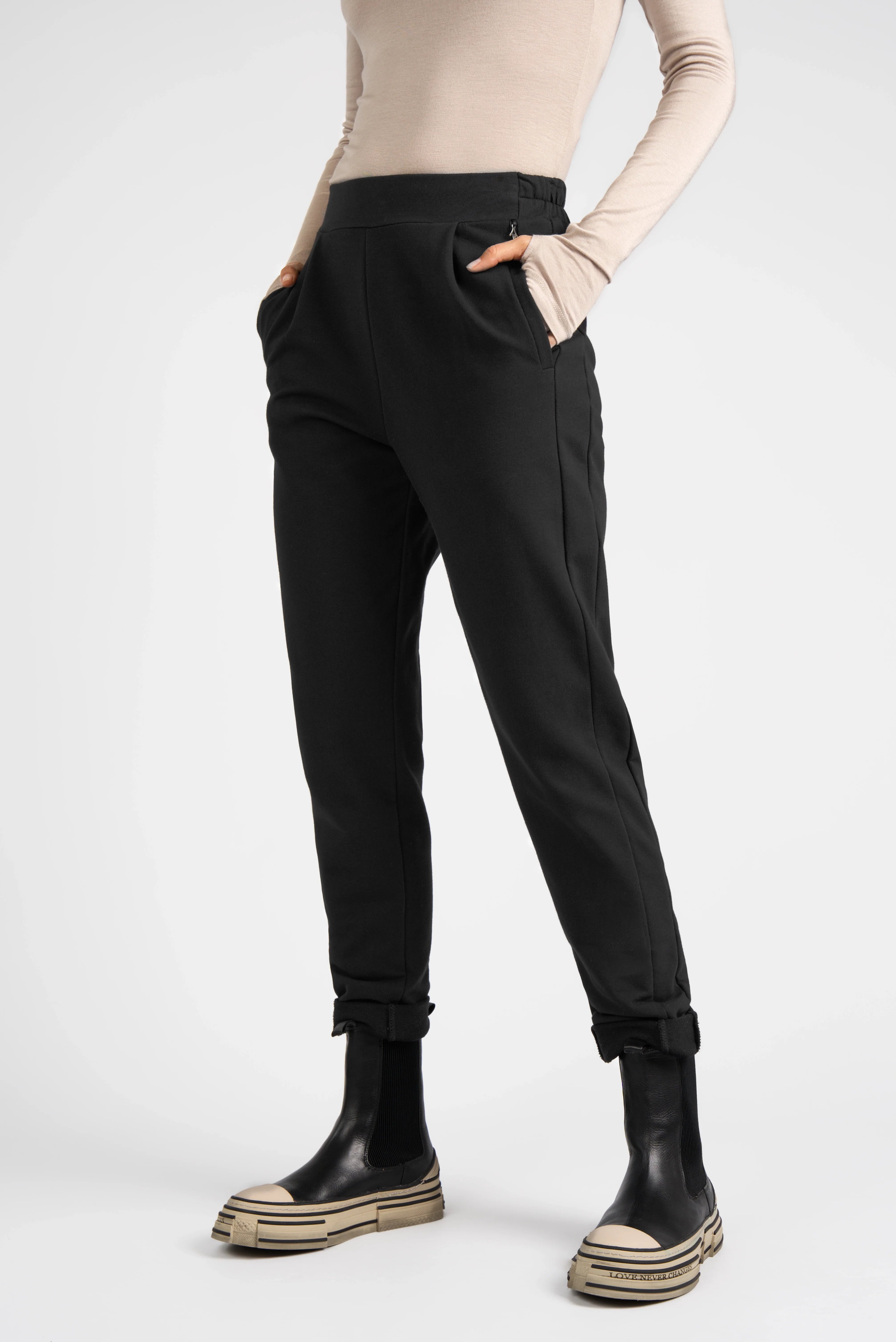 Schwarze HILLA.K Jerseyhose mit mittelhohem Bund und leicht schmal zulaufendem Bein aus elastischem Baumwollstretch.