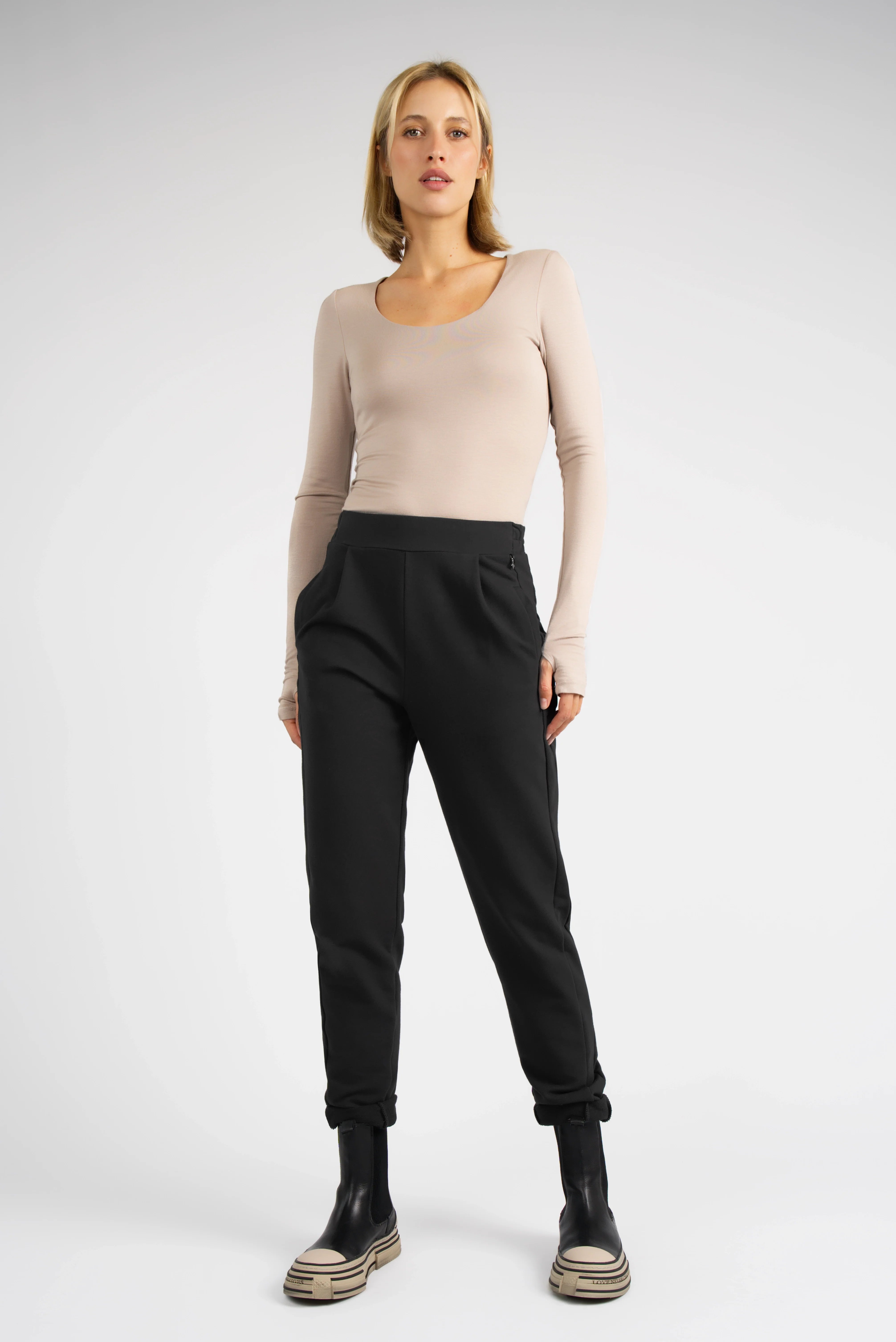 Damen trägt schwarze HILLA.K Jerseyhose mit mittelhohem Bund, schmal zulaufendem Bein und elastischem Baumwollstretch