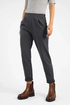 Dunkle HILLA.K Jerseyhose mit mittelhohem Bund, schmal zulaufendem Bein und elastischem Baumwollstretch für Damen.