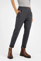 HILLA.K Jerseyhose aus elastischem Baumwollstretch mit mittelhohem Bund und schmal zulaufendem Bein in Dunkelgrau