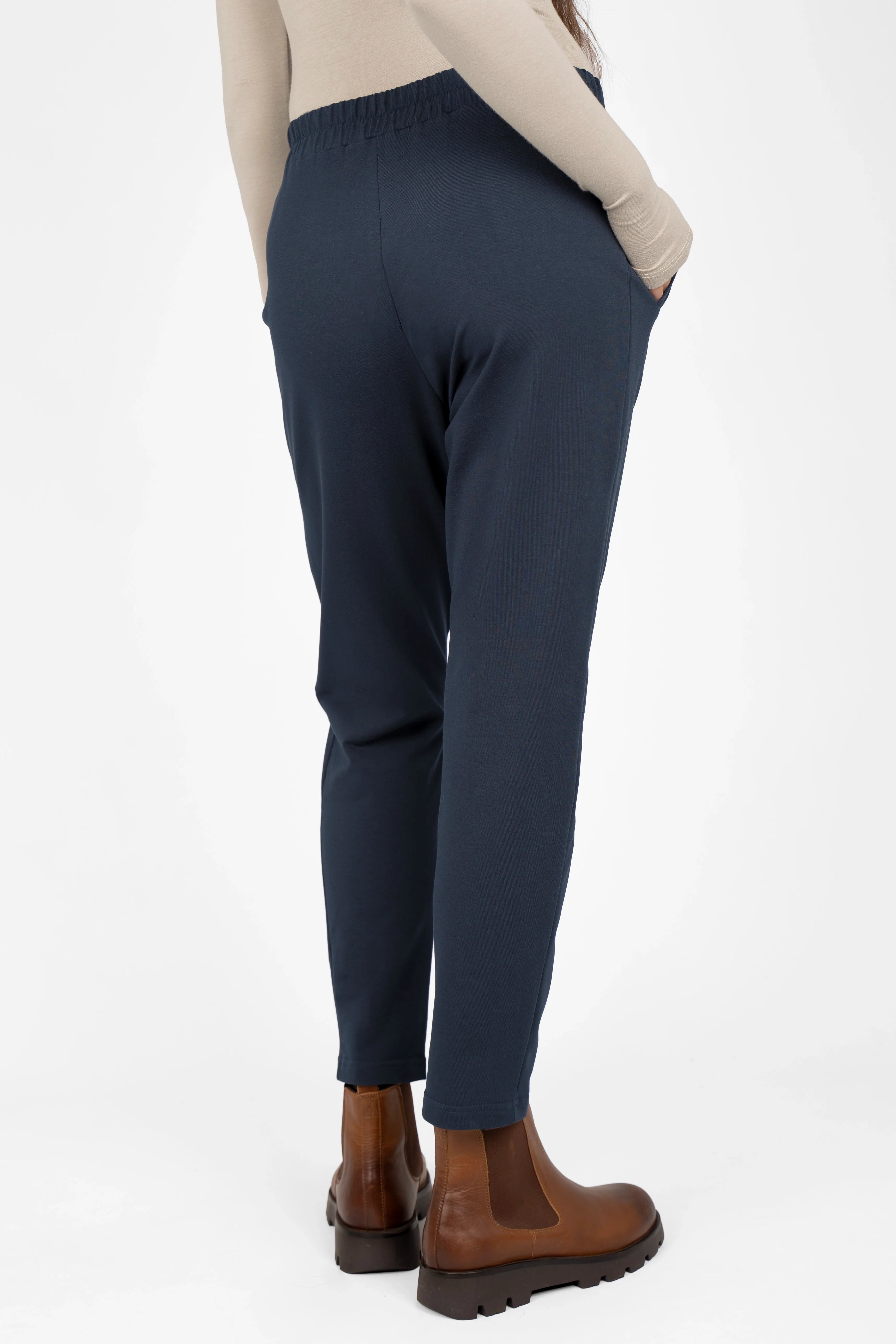 HILLA.K Jerseyhose aus elastischem Baumwollstretch mit regulärem Bund, leicht schmal zulaufendem Bein und Taschen, getragen mit braunen Stiefeln.