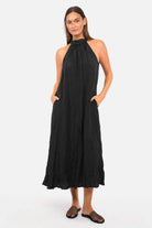 ILEIA Crinkle Neckholder-Kleid midi dress with sleeveless, flowing crinkle fabric and side pockets