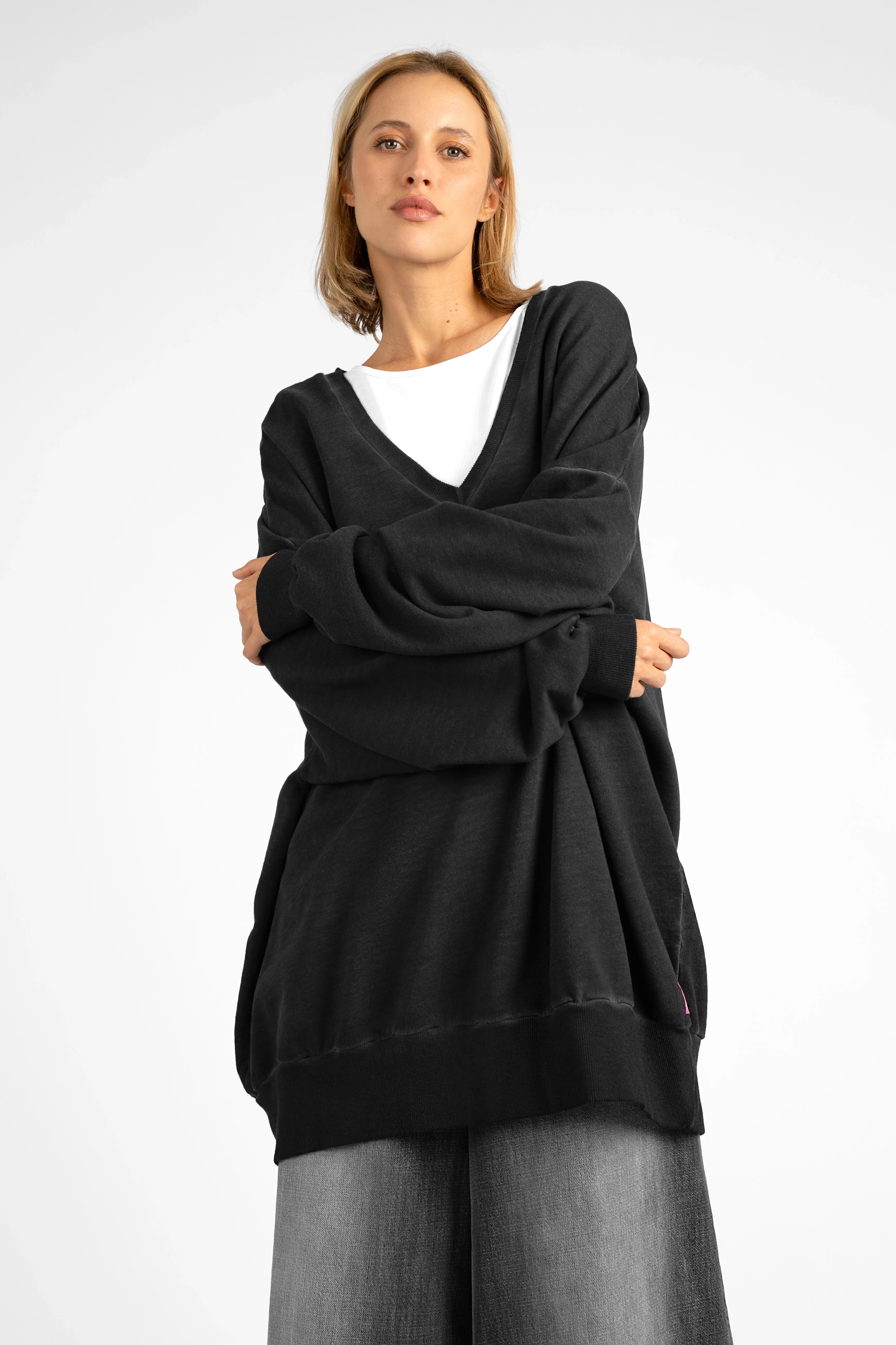 IMIKO Studio Long-Sweater oversized black cotton cold-washed sweater with V-neck and dropped shoulders