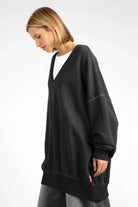 IMIKO Studio Long-Sweater oversized black cotton cold-washed V-neck sweater with dropped shoulders and ribbed cuffs