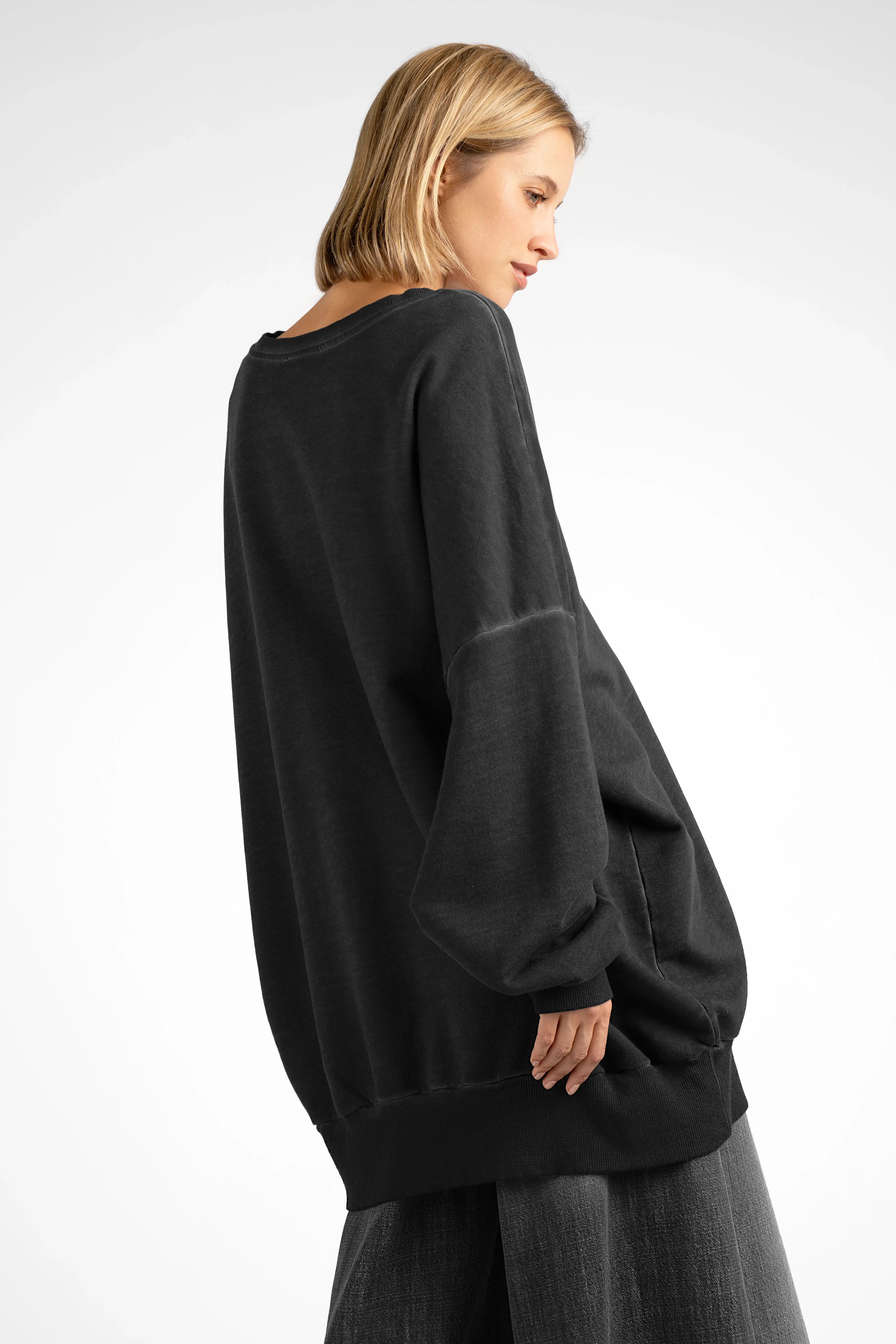 IMIKO Studio Long-Sweater oversized black cold-washed cotton sweatshirt with dropped shoulders and ribbed hem