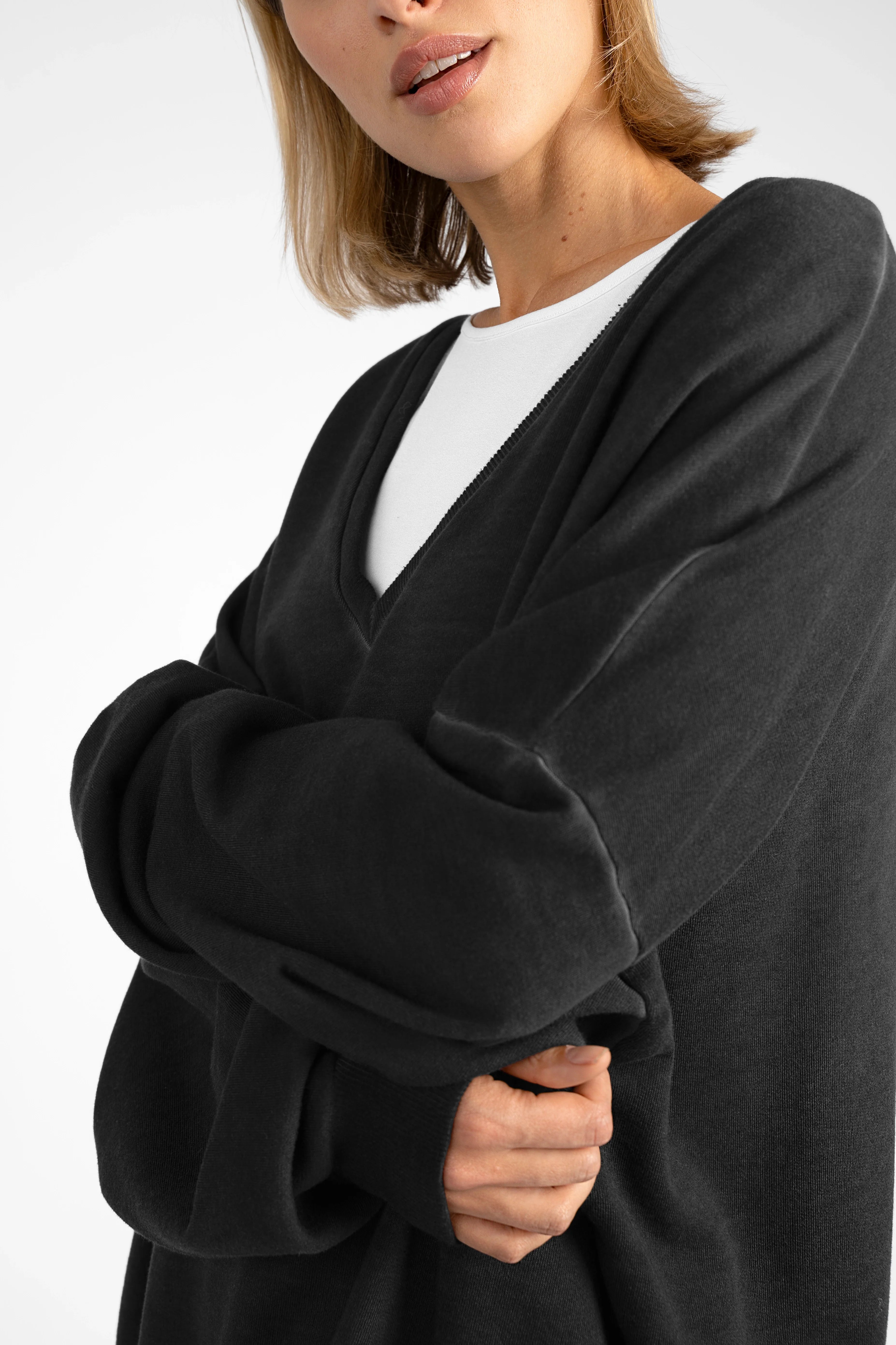 IMIKO Studio Long-Sweater oversized black cotton sweater with deep V-neck and dropped shoulders