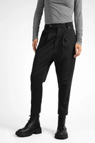 JALDI Cropped Tapered Hose black tapered pants with elastic waistband and front pleats, worn with gray top and black boots