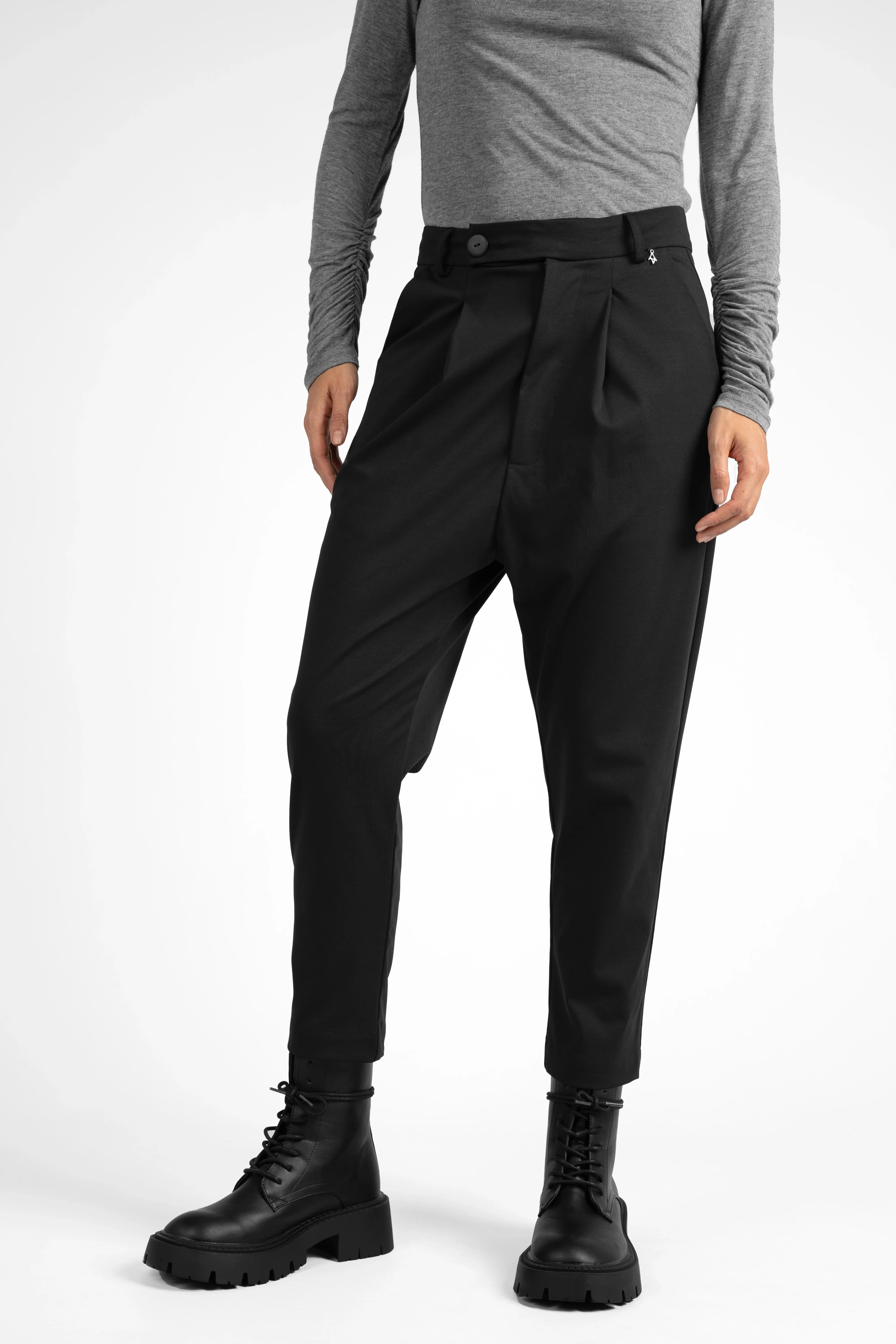 JALDI Cropped Tapered Hose black tapered pants with elastic waistband and front pleats, worn with gray top and black boots