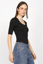 Schwarzes JALYN Shirt mit U-Boot Ausschnitt und halblangen Ärmeln aus weicher Viskose in Slim Fit Passform