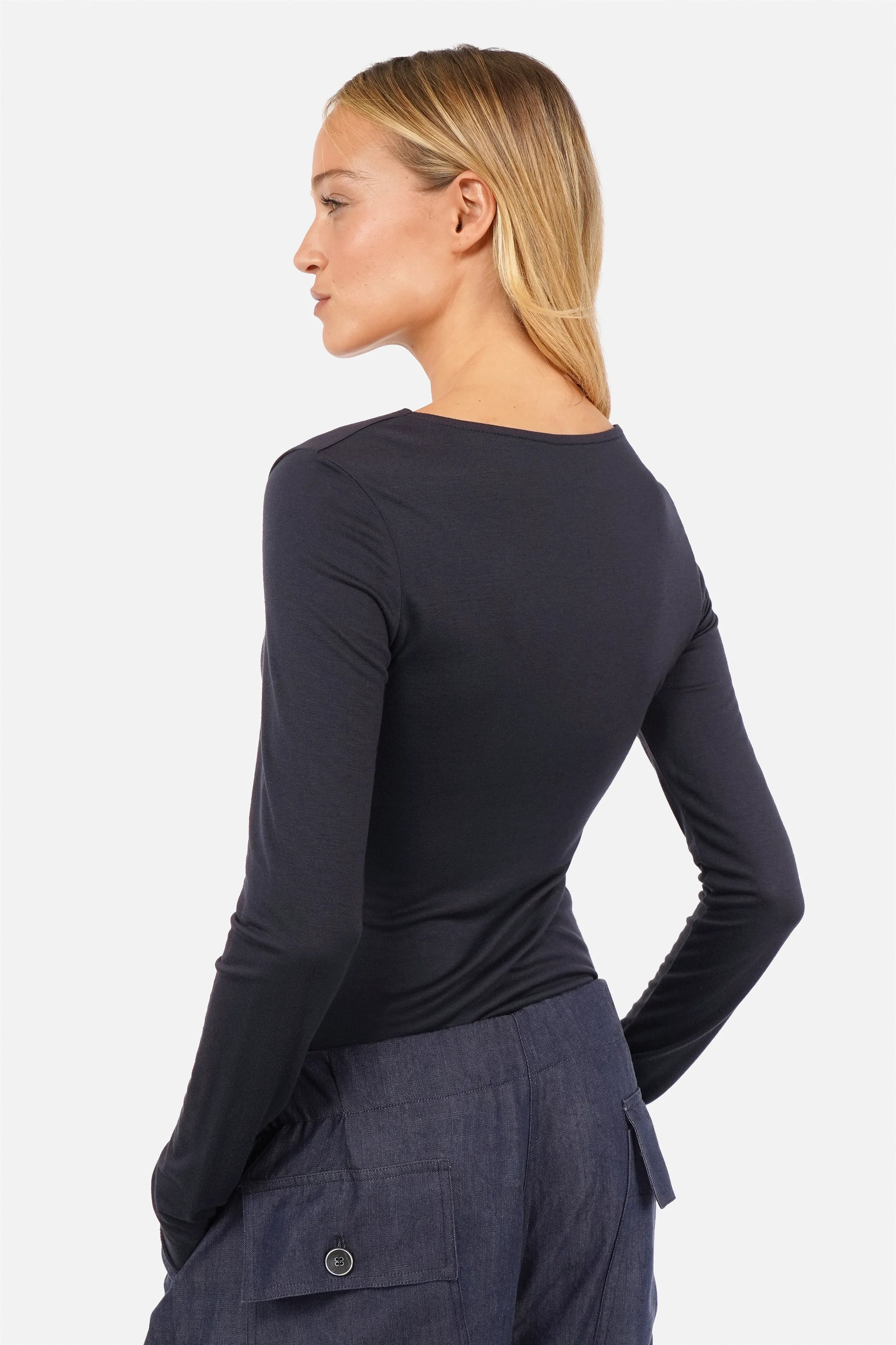 JALYN Longsleeve aus weichem Viskose-Jersey mit U-Boot-Ausschnitt und extra langen Ärmeln in Slim Fit