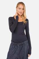 JALYN Longsleeve aus weichem, elastischem Viskose-Jersey mit U-Boot-Ausschnitt und extra langen Ärmeln in Slim Fit