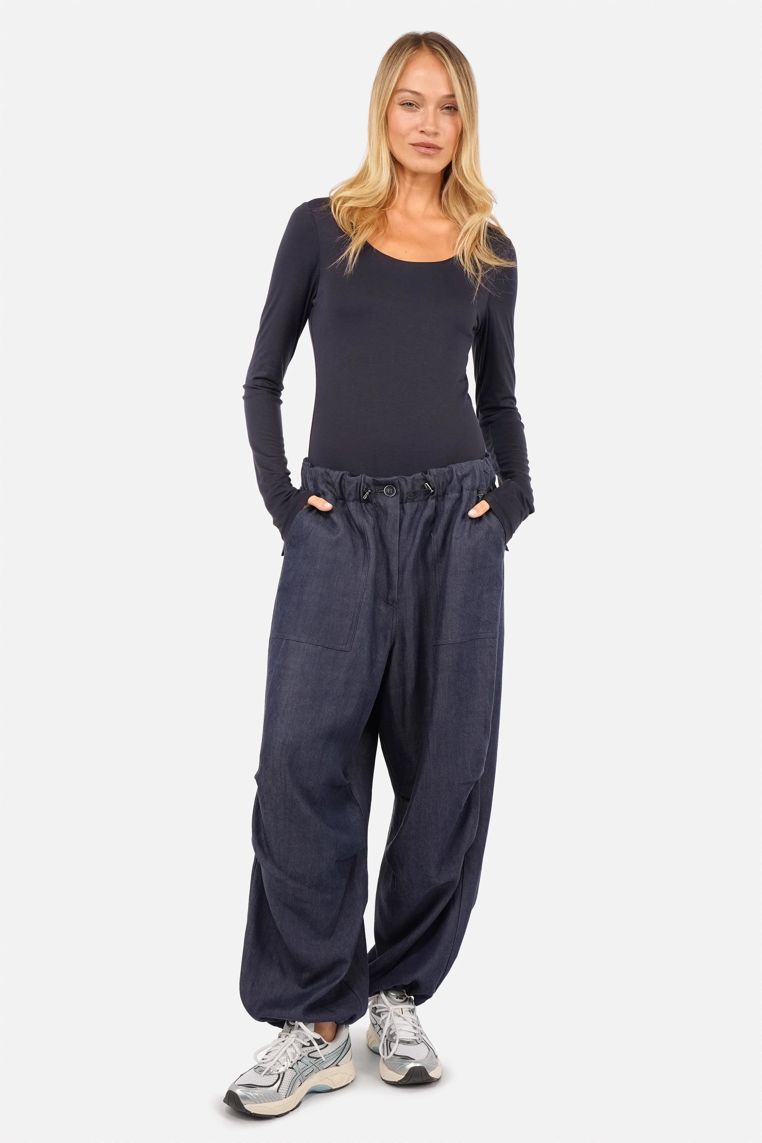 JALYN Longsleeve aus weichem Viskose-Jersey mit U-Boot-Ausschnitt und extra langen Ärmeln in Slim Fit