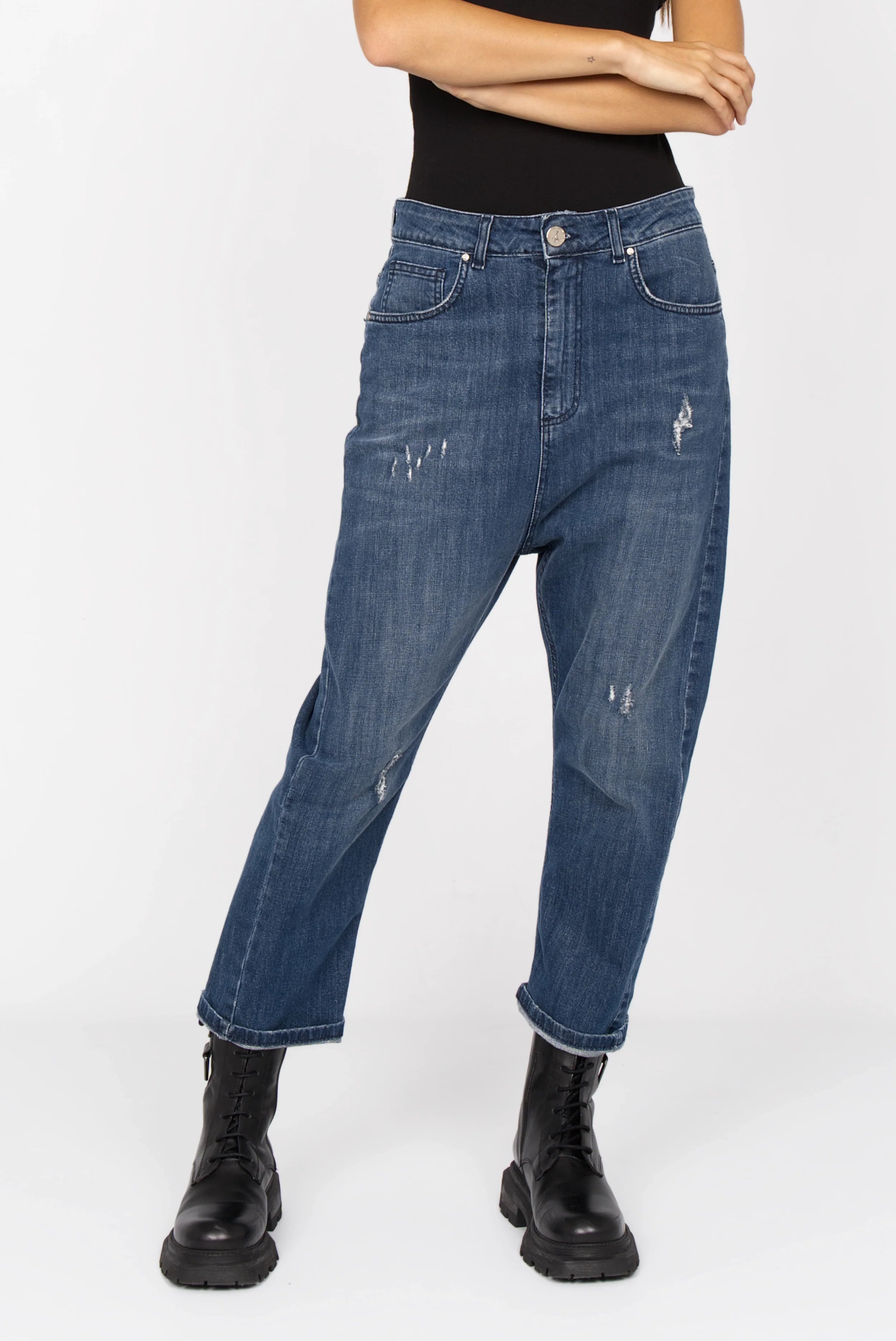 Jeany Baggy Jeans mit relaxed Fit, mittlerer Waschung und dezenten Used-Effekten, tiefer Schritt und lockerer Sitz an Bund und Hüfte.