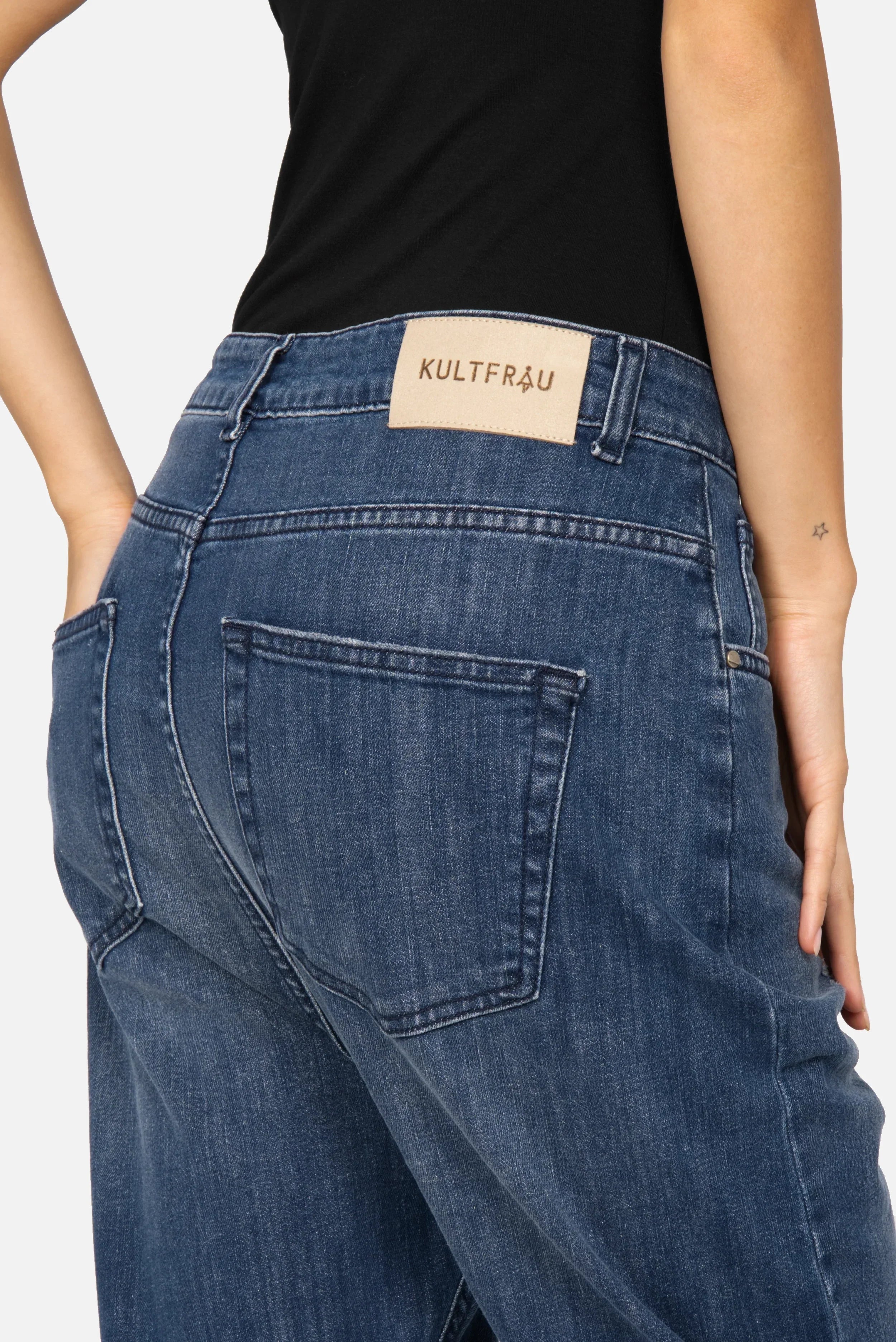 Jeany Baggy Jeans in mittelblauer Destroyed-Waschung, locker geschnitten und entspannt getragen