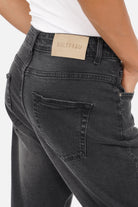 Locker sitzende JEANY Baggy Jeans in Faded Black mit Used-Effekten und Gürtel, Boyfriend-Stil, hergestellt in Italien