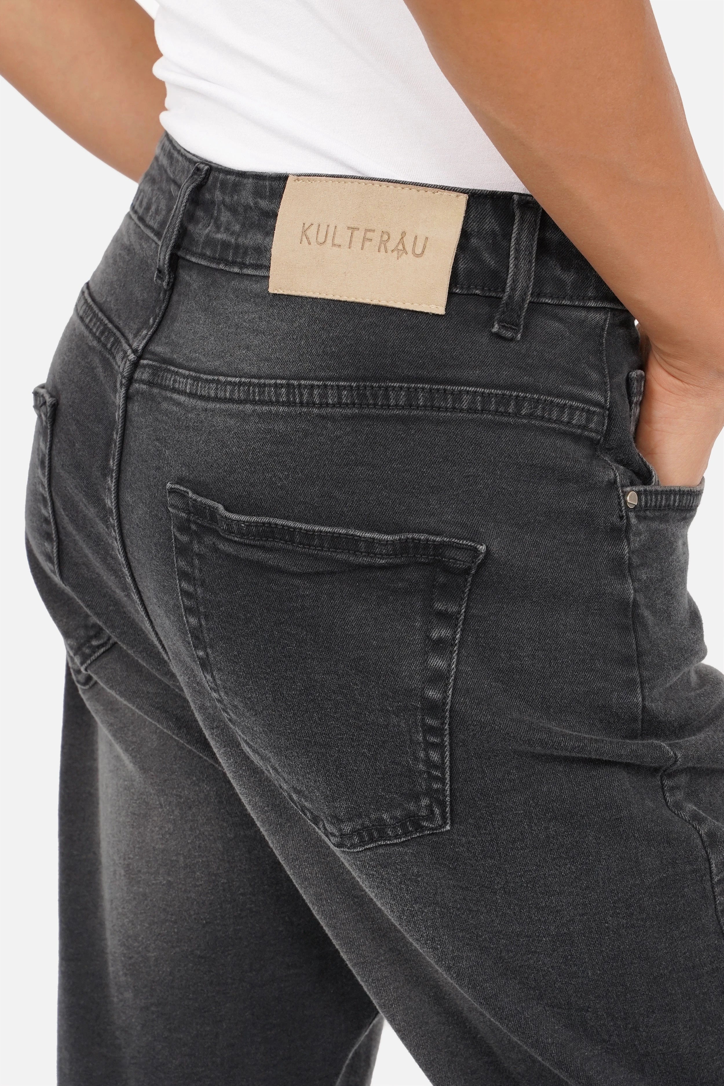 Locker sitzende JEANY Baggy Jeans in Faded Black mit Used-Effekten und Gürtel, Boyfriend-Stil, hergestellt in Italien