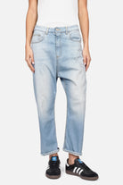 Locker geschnittene Baggy Jeans mit destroyed Waschung und Gürtel, boyfriendschnitt, leichter Denim, 5 Pocket, relaxed fit