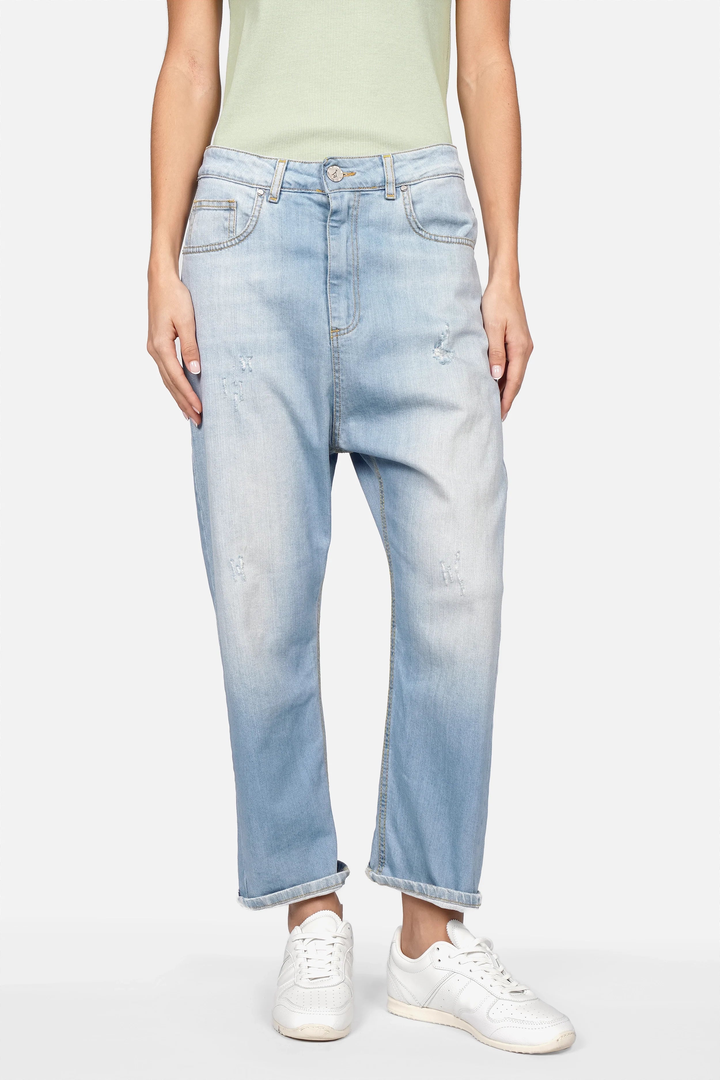Locker sitzende JEANY Baggy Jeans mit destroyed Waschung und Gürtel in heller Denimfarbe
