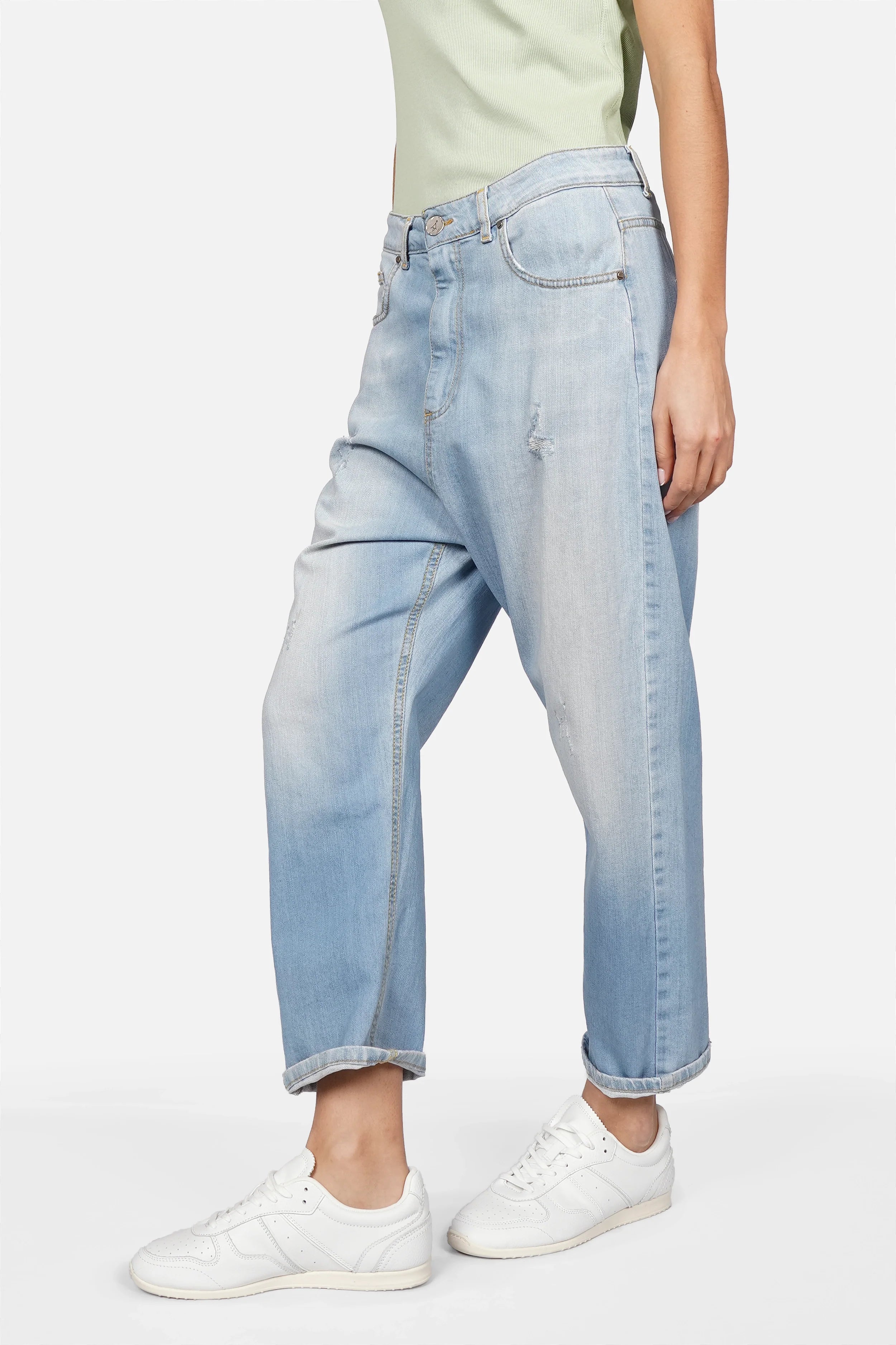 Lockere Baggy Jeans mit destroyed Waschung und Gürtel, entspannter Boyfriend-Look aus leichtem Denim