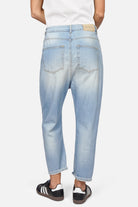 Locker geschnittene Baggy Jeans mit destroyed Waschung und Gürtel, leichter Denim, relaxed Fit