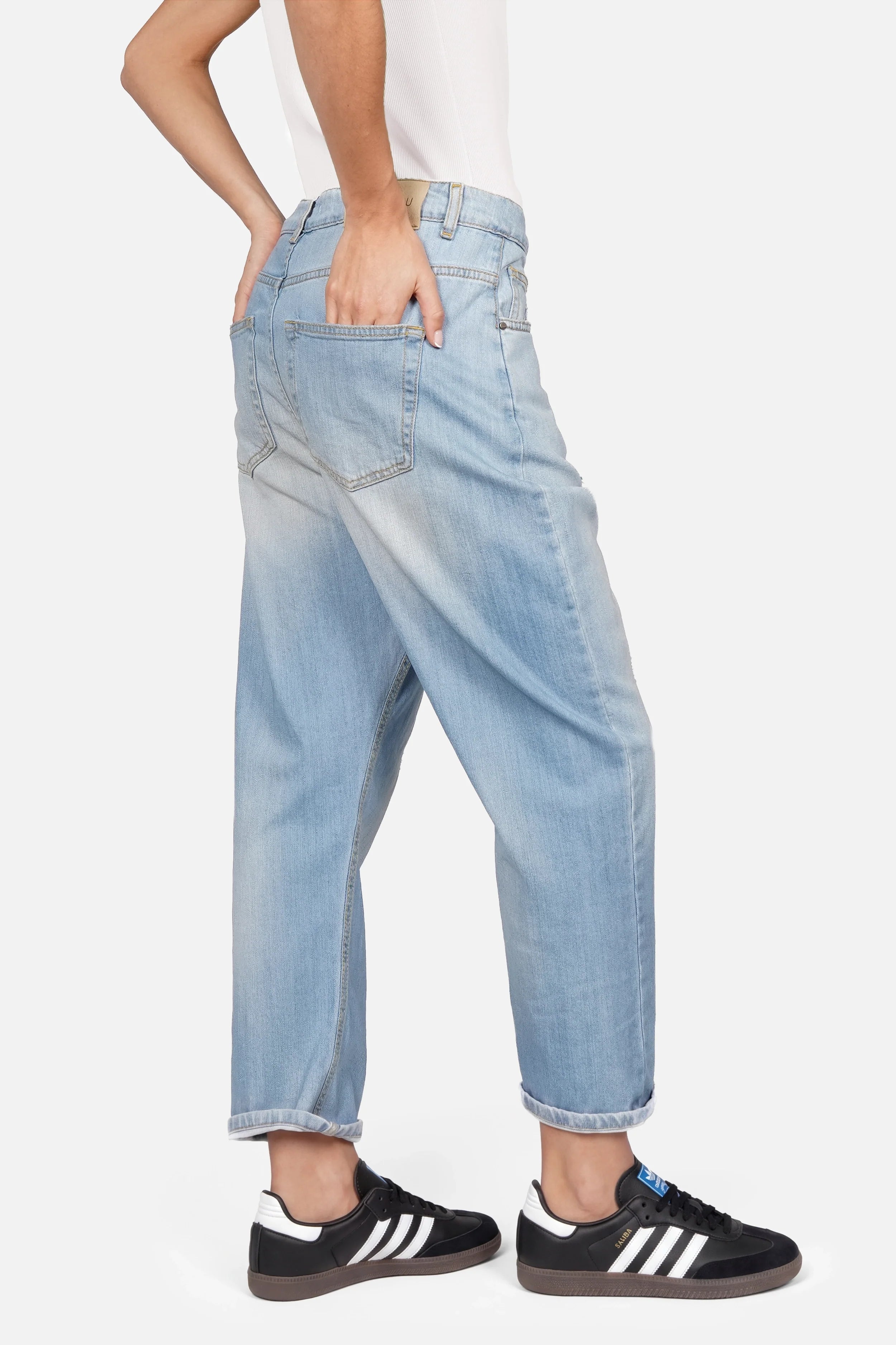 Lockere JEANY Baggy Jeans mit destroyed Waschung und Gürtel in entspannter Passform