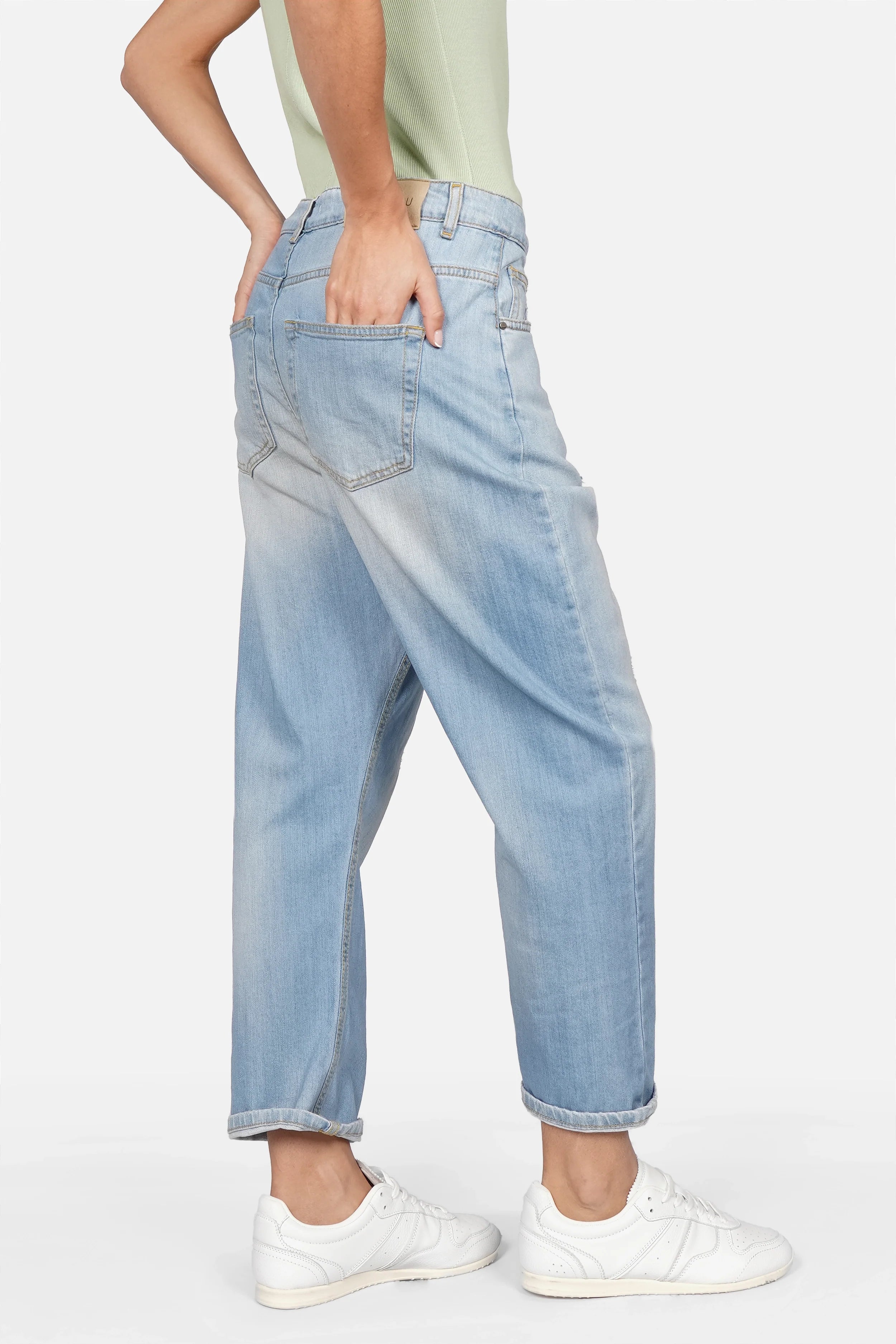 Locker sitzende Baggy Jeans mit destroyed Wash und Gürtel in Denim, hergestellt in Italien.