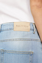 Locker geschnittene Baggy Jeans im Boyfriend-Look mit destroyed Waschung und Gürtel, hergestellt in Italien.