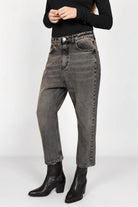 JEANY Baggy Jeans in gray washed Moonlight finish with relaxed fit and high waist worn with black boots and top
