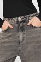 Close-up of JEANY Baggy Jeans in moonlight gray washed denim with relaxed fit and deep crotch detail