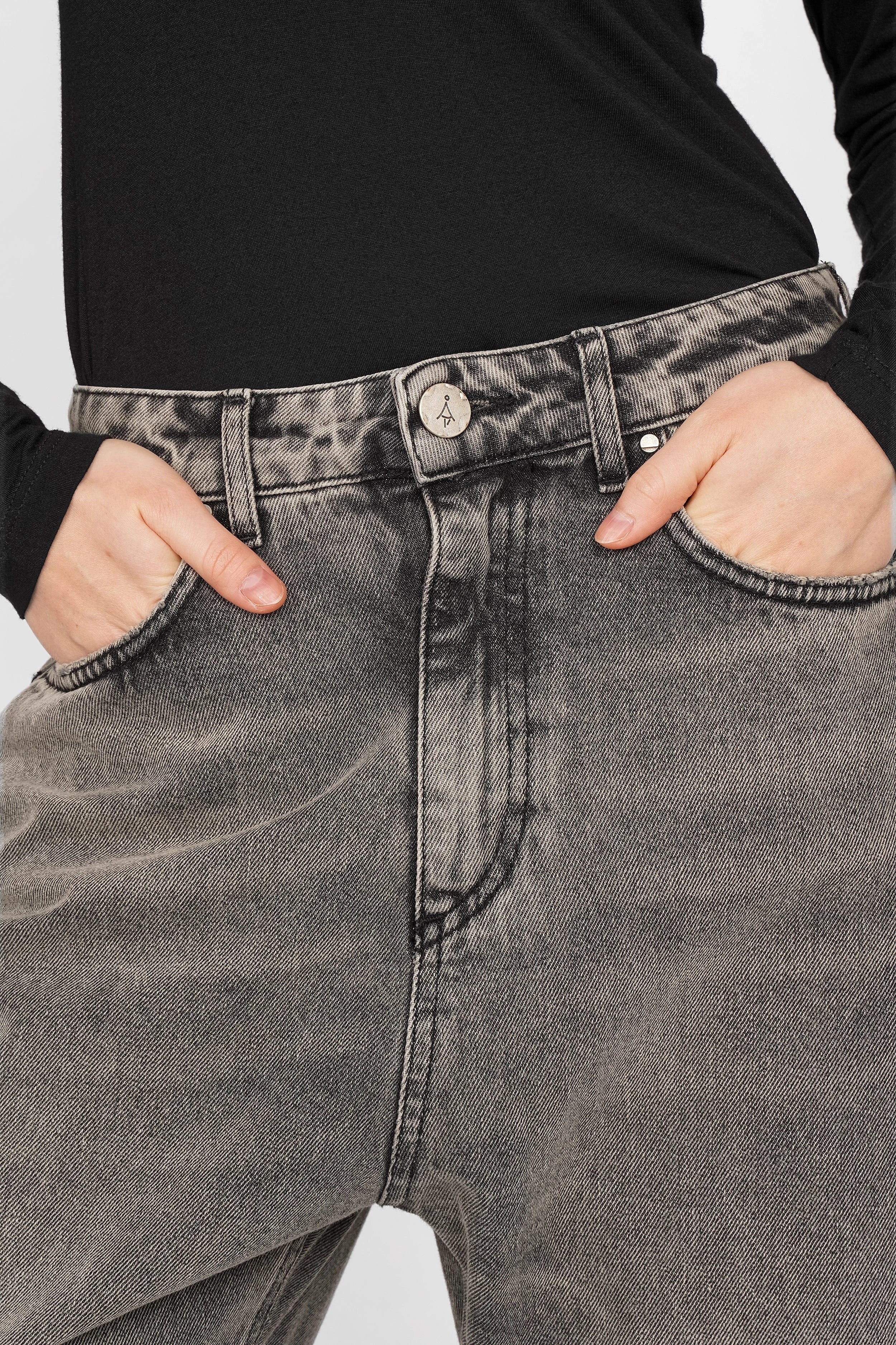 Close-up of JEANY Baggy Jeans in moonlight gray washed denim with relaxed fit and deep crotch detail