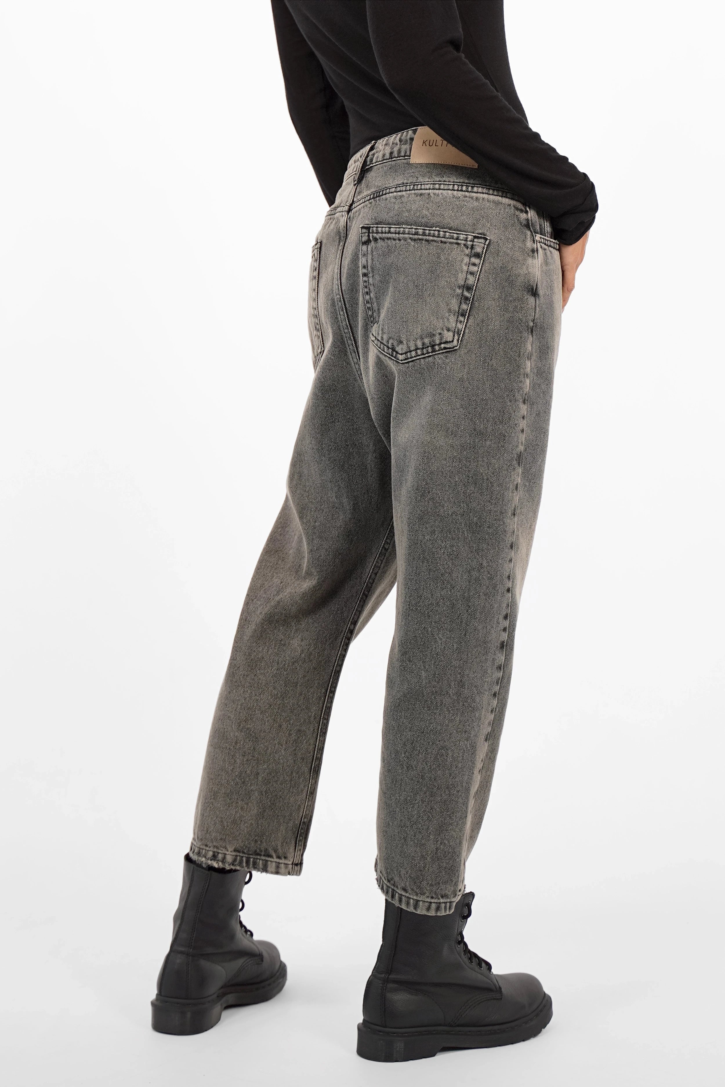 JEANY Baggy Jeans in grau verwaschener Used-Waschung mit lockerem Sitz und tiefem Schritt, im relaxed Fit getragen.