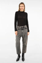 Frau trägt JEANY Baggy Jeans in Moonlight-Waschung, locker sitzend mit tiefem Schritt und relaxed Fit