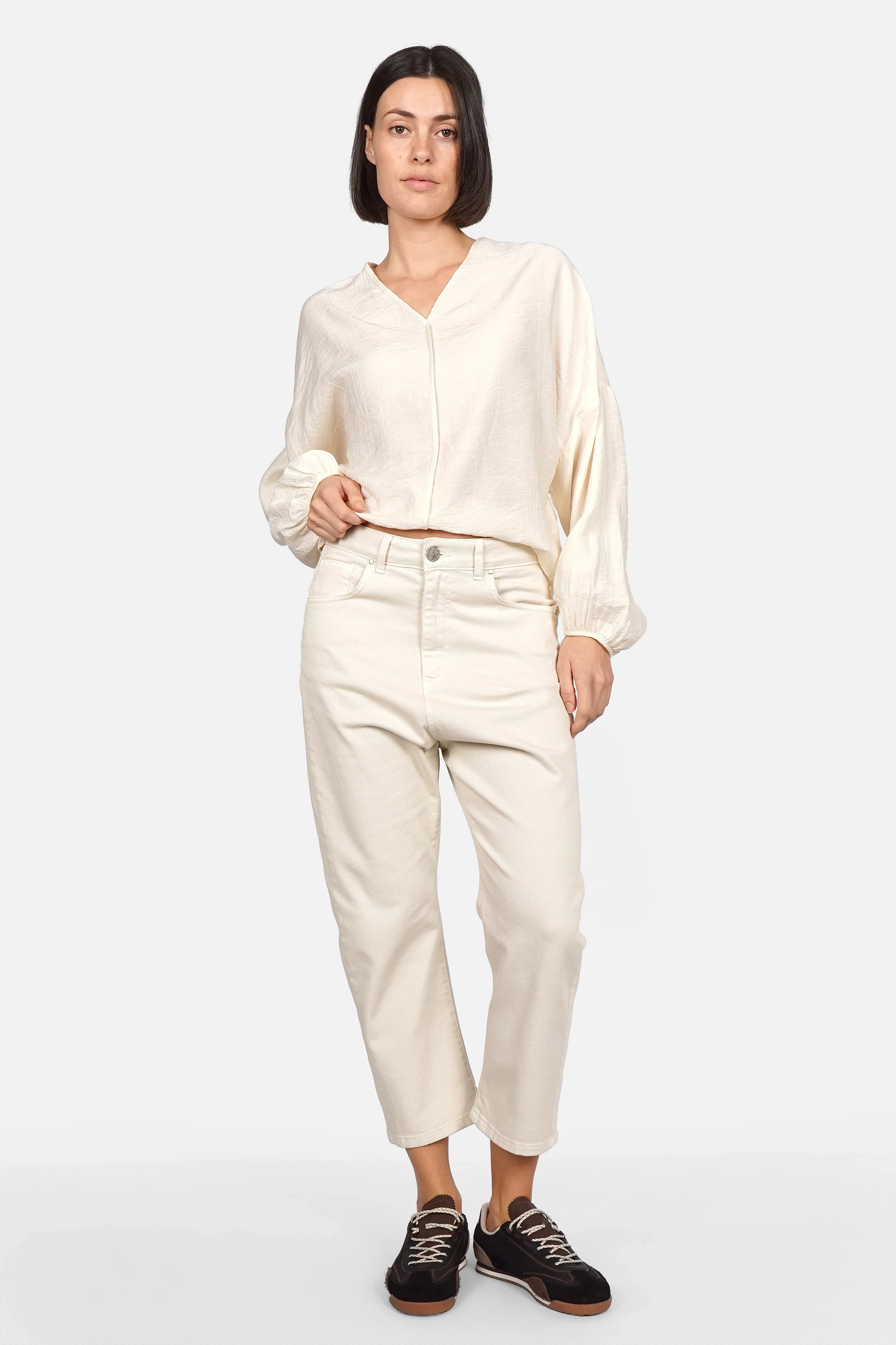 Damen Baggy Jeans in relaxed Fit mit Gürtel und 5 Taschen, hergestellt aus elastischem Coloured Denim in Italien