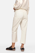 Lockere JEANY Baggy Jeans im Boyfriend-Stil aus elastischem Coloured Denim, gefertigt in Italien.