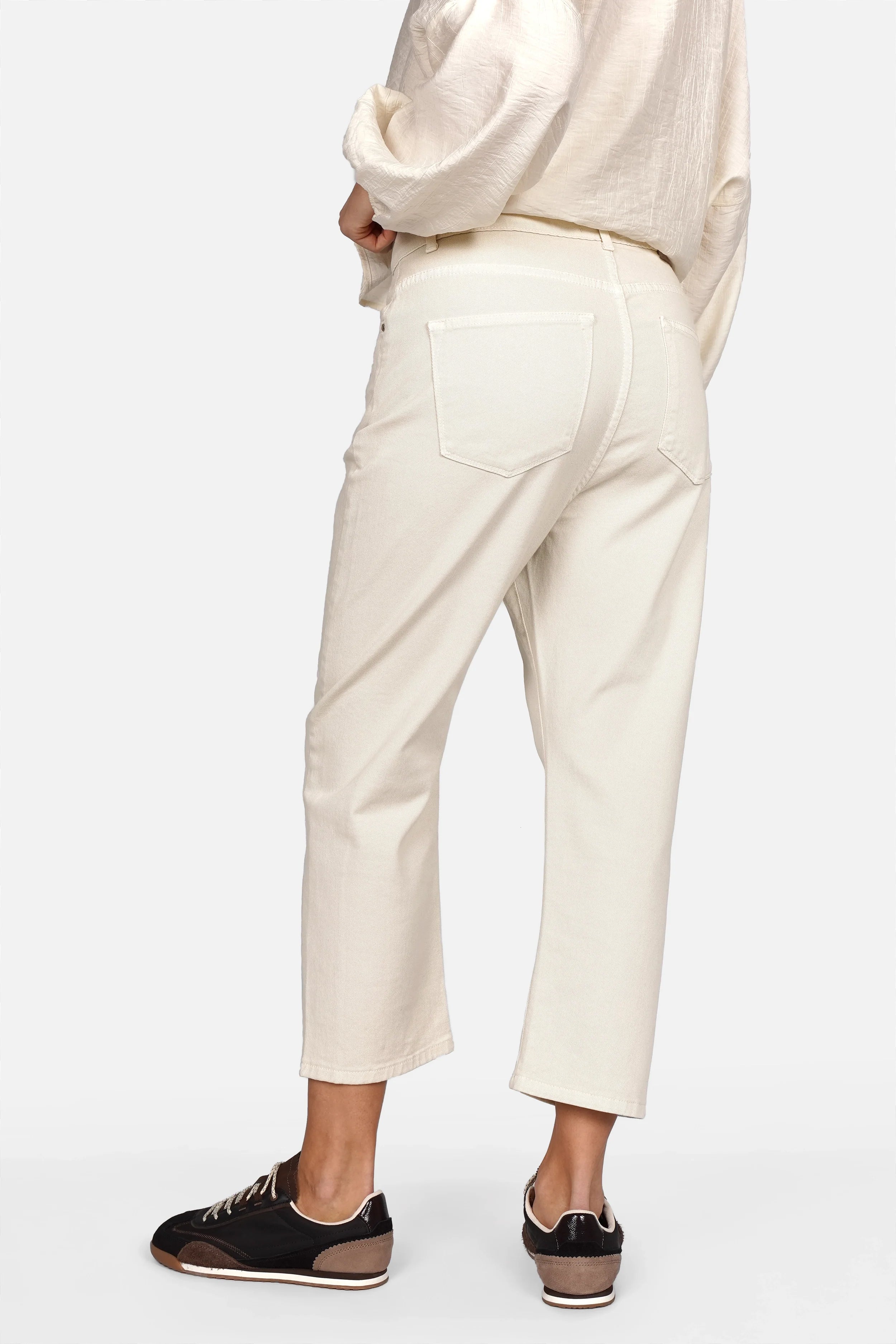 Lockere JEANY Baggy Jeans im Boyfriend-Stil aus elastischem Coloured Denim, gefertigt in Italien.