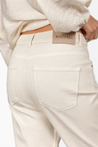 Lockere JEANY Baggy Jeans mit Boyfriend-Look und Gürtel, gefertigt aus elastischem Coloured Denim in Italien.