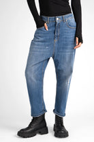 Jeany Baggy Jeans mit destroyed Waschung und ockerfarbenen Kontrastnähten in Relaxed Fit