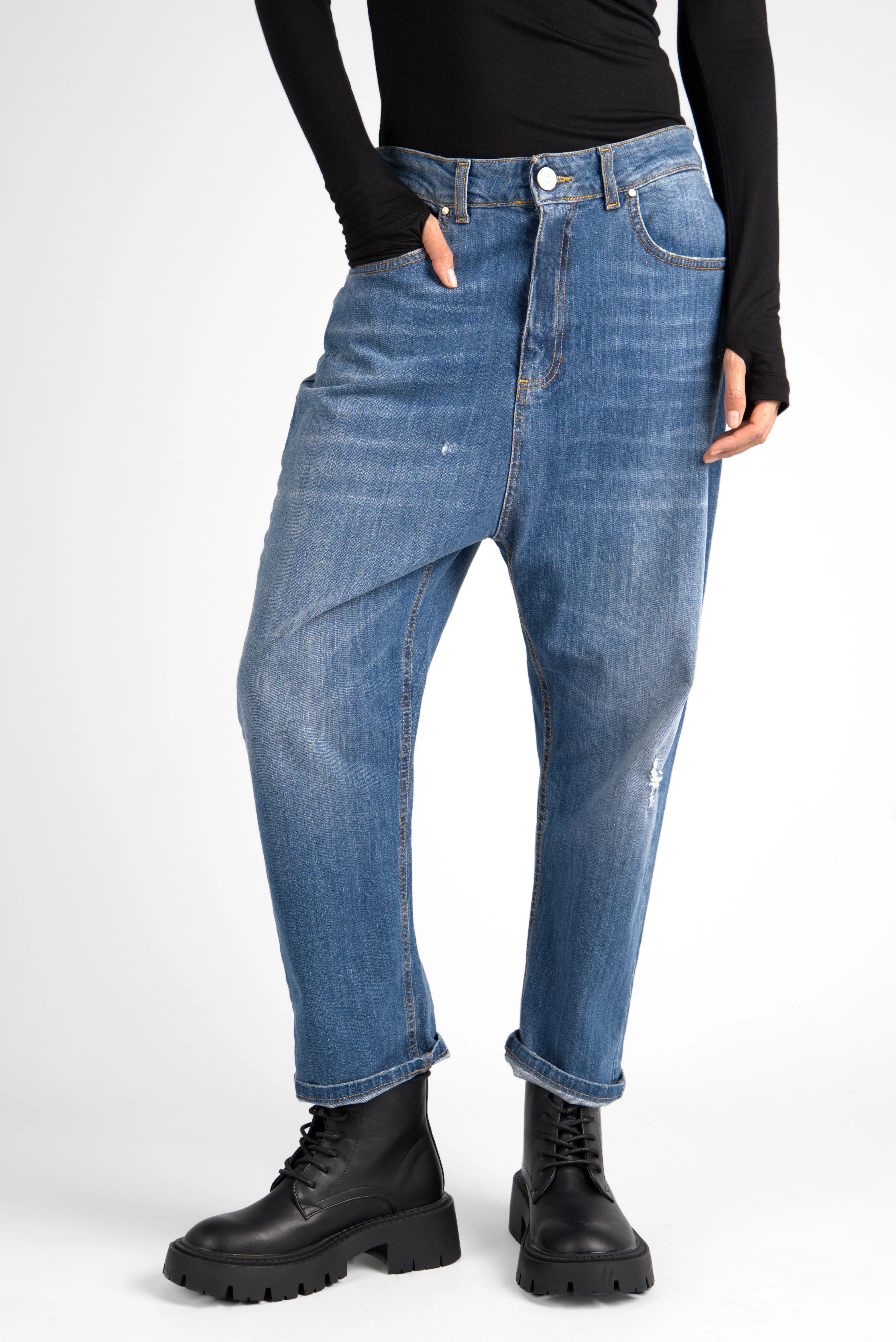 Jeany Baggy Jeans mit destroyed Waschung und ockerfarbenen Kontrastnähten in Relaxed Fit