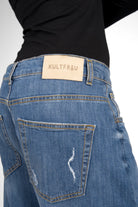 Jeany Baggy Jeans mit Destroyed-Effekten, ockerfarbenen Kontrastnähten und relaxed Fit aus Italien.