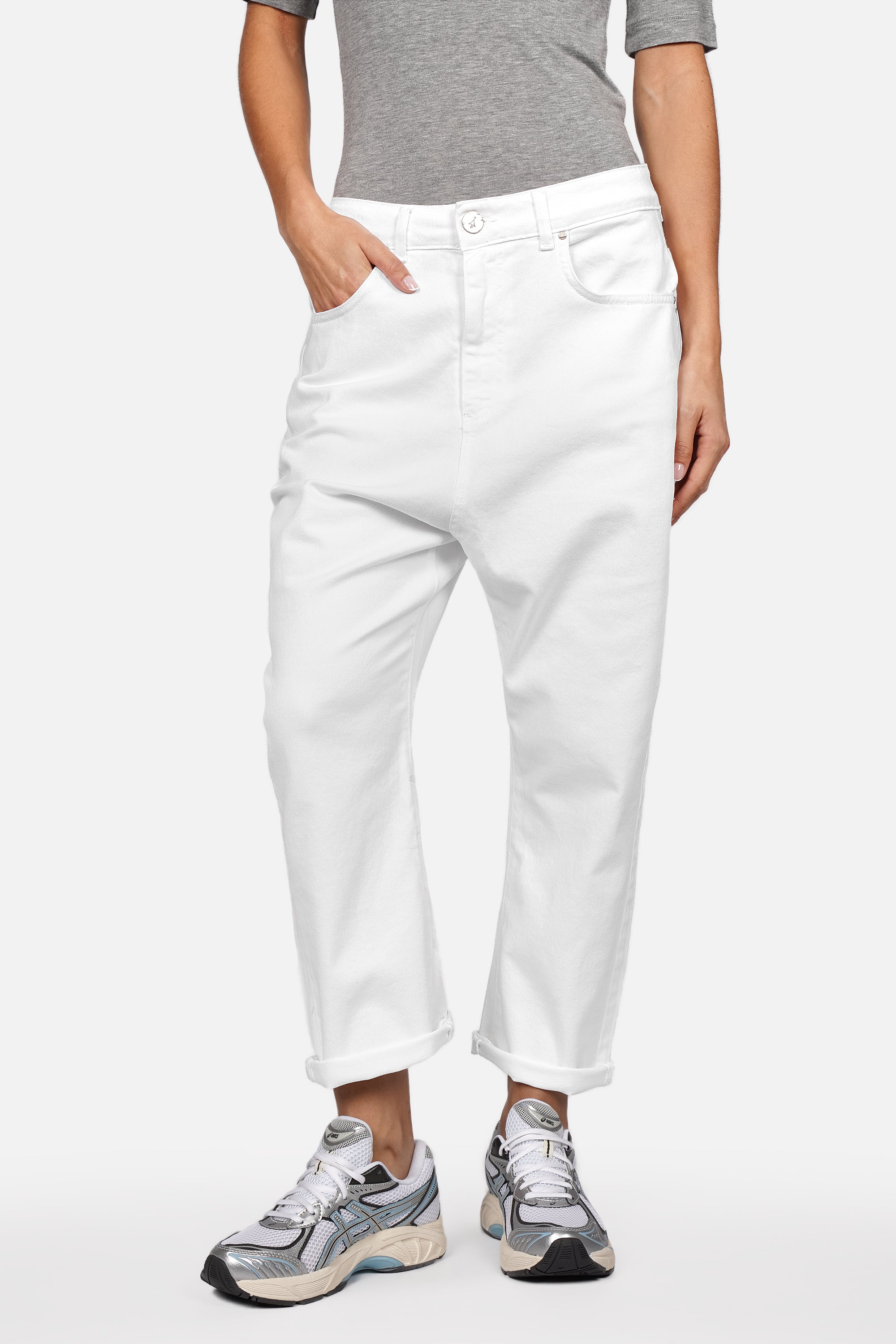 Lockere Baggy Jeans in Boyfriend-Optik aus italienischem Colored Denim, bequem mit Gürtel und 5-Pocket-Design.